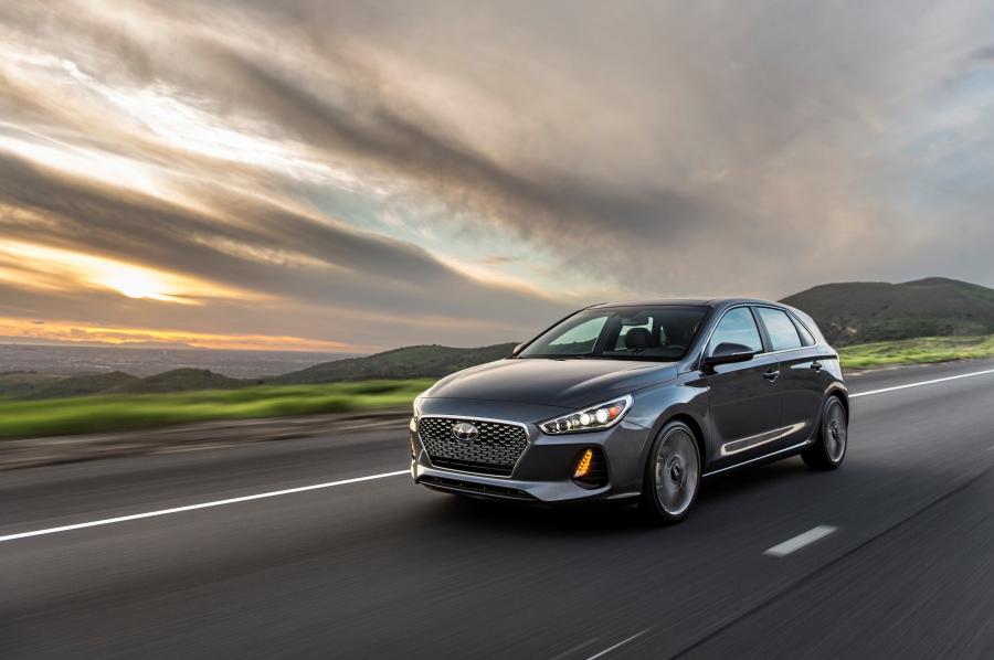  Hyundai Elantra GT Sport 2017 года  (фото 2 из 40)